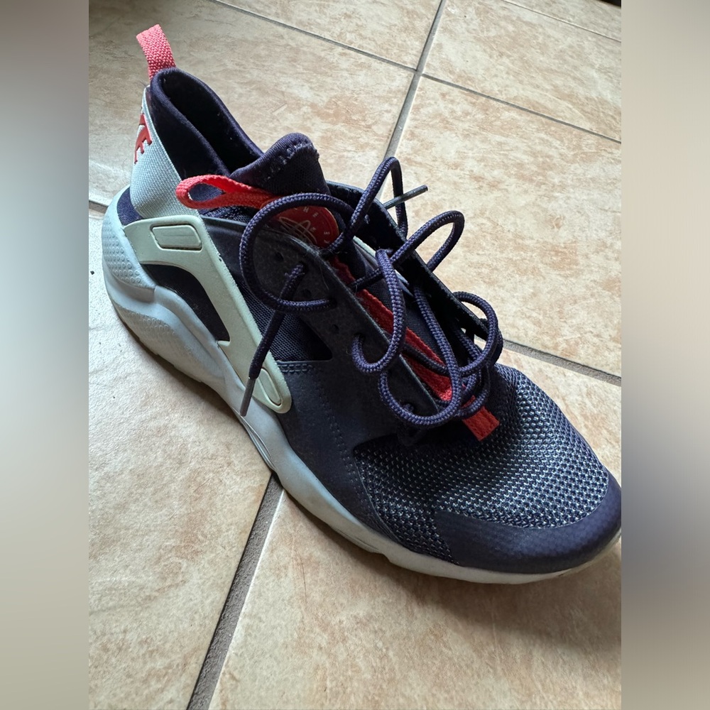 Size 6.5Y / womens 7.5/8 Nike Huaraches